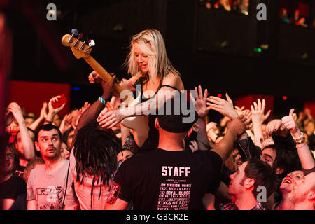Julia Ruzicka, bassista per il futuro della sinistra, alla sala da ballo elettrico, Londra. Xxi Aprile 2016. Foto Stock