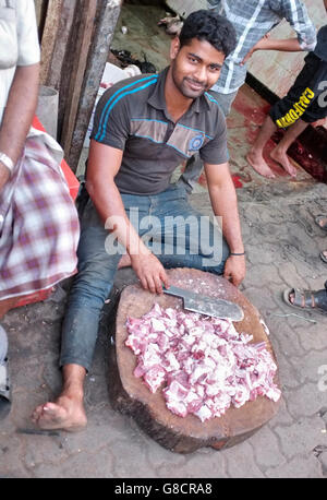 Macellai halal negozio in una delle baraccopoli di kurla, Mumbai, India Foto Stock