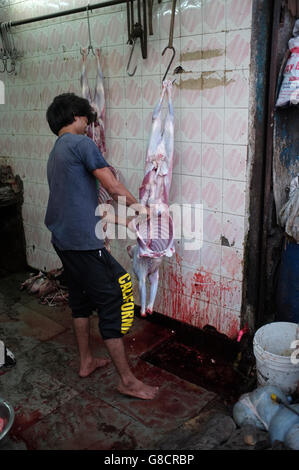 Macellai halal negozio in una delle baraccopoli di kurla, Mumbai, India Foto Stock