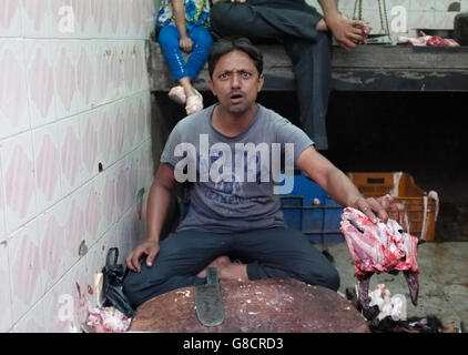 Macellai halal negozio in una delle baraccopoli di kurla, Mumbai, India Foto Stock