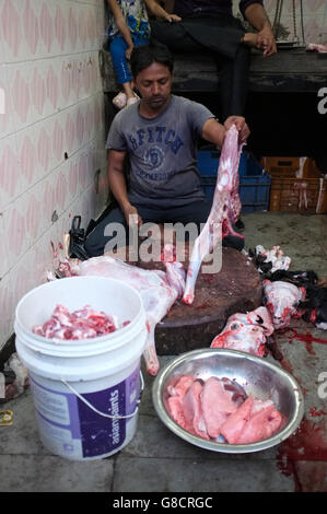 Macellai halal negozio in una delle baraccopoli di kurla, Mumbai, India Foto Stock