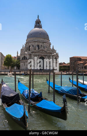 Santa Maria della Salute, viste attraverso il Canal Grande con le gondole in primo piano, Venezia, Italia Foto Stock