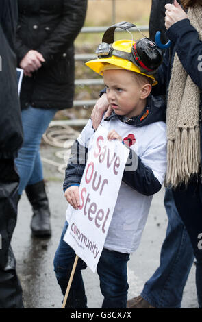 Rory Carrigan, di cinque anni, si unì a sua madre e a centinaia di lavoratori siderurgici per attraversare le strade di Motherwell per salvare il lavoro e impedire la chiusura dell'industria siderurgica in Scozia. PREMERE ASSOCIAZIONE foto. Data immagine: Sabato 7 novembre 2015. Lo scorso mese, la ditta siderurgica Tata ha annunciato la modificazione delle sue attività presso gli stabilimenti del Lanarkshire Dalzell a Motherwell e Clydebridge a Cambuslang, con la perdita di 270 posti. Lavoratori, leader sindacali e sostenitori hanno marciato da Dalzell al sito delle ex opere siderurgiche Ravenscraig oggi a sostegno di un’azione per salvare il Foto Stock