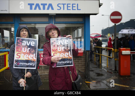 Centinaia di lavoratori siderurgici attraversano le strade di Motherwell per salvare il proprio lavoro e impedire la chiusura dell'industria siderurgica in Scozia. PREMERE ASSOCIAZIONE foto. Data immagine: Sabato 7 novembre 2015. Lo scorso mese, la ditta siderurgica Tata ha annunciato la modificazione delle sue attività presso gli stabilimenti del Lanarkshire Dalzell a Motherwell e Clydebridge a Cambuslang, con la perdita di 270 posti. Lavoratori, leader sindacali e sostenitori hanno marciato da Dalzell al sito delle ex acciaierie di Ravenscraig oggi a sostegno di un'azione volta a salvare le centrali siderurgiche minacciate e i posti di lavoro. La marcia è stata seguita da Foto Stock