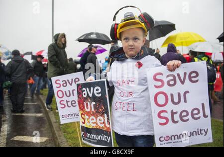 Rory Carrigan, di cinque anni, si unì a sua madre e a centinaia di lavoratori siderurgici per attraversare le strade di Motherwell per salvare il lavoro e impedire la chiusura dell'industria siderurgica in Scozia. PREMERE ASSOCIAZIONE foto. Data immagine: Sabato 7 novembre 2015. Lo scorso mese, la ditta siderurgica Tata ha annunciato la modificazione delle sue attività presso gli stabilimenti del Lanarkshire Dalzell a Motherwell e Clydebridge a Cambuslang, con la perdita di 270 posti. Lavoratori, leader sindacali e sostenitori hanno marciato da Dalzell al sito delle ex opere siderurgiche Ravenscraig oggi a sostegno di un’azione per salvare il Foto Stock