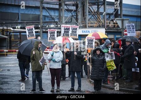 Centinaia di lavoratori siderurgici attraversano le strade di Motherwell per salvare il proprio lavoro e impedire la chiusura dell'industria siderurgica in Scozia. PREMERE ASSOCIAZIONE foto. Data immagine: Sabato 7 novembre 2015. Lo scorso mese, la ditta siderurgica Tata ha annunciato la modificazione delle sue attività presso gli stabilimenti del Lanarkshire Dalzell a Motherwell e Clydebridge a Cambuslang, con la perdita di 270 posti. Lavoratori, leader sindacali e sostenitori hanno marciato da Dalzell al sito delle ex acciaierie di Ravenscraig oggi a sostegno di un'azione volta a salvare le centrali siderurgiche minacciate e i posti di lavoro. La marcia è stata seguita da Foto Stock