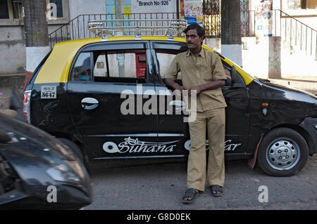 Il giallo e il nero taxi driver di Mumbai, Maharashtra, India Foto Stock