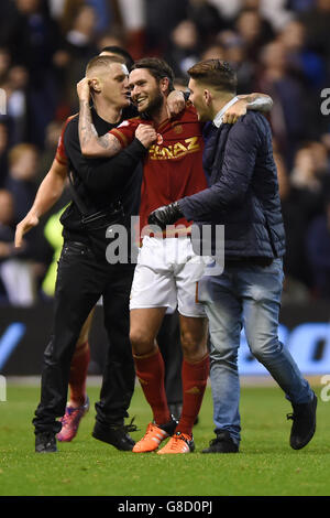 I fan di Nottingham Forest invadono il campo e festeggiano con il capitano Henri Lansbury dopo la partita del campionato Sky Bet al City Ground, Nottingham. PREMERE ASSOCIAZIONE foto. Data immagine: Venerdì 6 novembre 2015. Scopri la storia della Pennsylvania SOCCER Forest. Il credito fotografico dovrebbe essere: Joe Giddens/PA Wire. Foto Stock