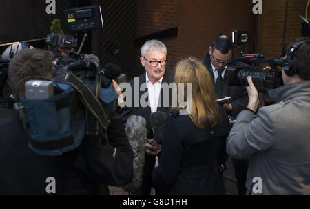 Ian o'Prey, il padre di Mark o'Prey, morto quando un elicottero della polizia si è schiantato nel bar di Clutha, parla con i media quando arriva al Marriott Hotel di Glasgow in vista di un incontro con i rappresentanti del ramo di indagine sugli incidenti aerei (AAIB). Foto Stock