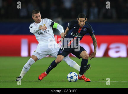 Calcio - UEFA Champions League - Gruppo A - Parigi Saint-Germain / Real Madrid - Parc Des Princes. Angelo di Maria di Parigi Saint-Germain e Sergio Ramos del Real Madrid (a sinistra) lottano per la palla Foto Stock