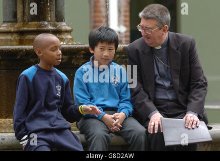 Arcivescovo di Dublino, Diarmuid Martin (destra), che parla con Alex Anyaegbunan (sinistra) e Kevin Wong (centro) del St.Patrick's College, Drumcondra. Foto Stock