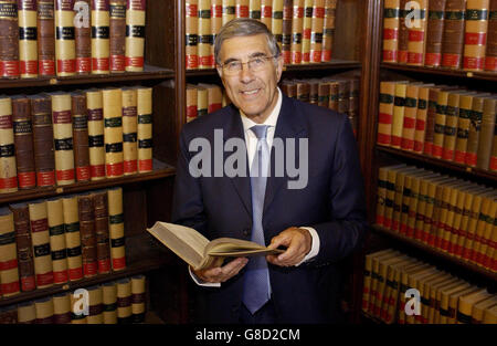 Lord Phillips of Worth Matrasers, nella Biblioteca dei Giudici presso la Royal Courts of Justice London, dopo che è stato annunciato che egli sostituirà Lord Woolf, che si ritirerà il 30 settembre, come Lord Chief Justice per l'Inghilterra e il Galles. Foto Stock