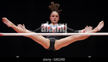 Ginnastica - Campionati del mondo 2015 - Day Two - la SSE Hydro. La Francia ha prestato la sua concorrenza sulle barre parallele durante il giorno due dei campionati mondiali di ginnastica 2015 alla SSE Hydro, Glasgow. Foto Stock