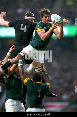 Il Sud Africa Lodewyk de Jager (a destra) vince la line out dal Brodie Retallick della Nuova Zelanda durante la Coppa del mondo di Rugby, Semifinale al Twickenham Stadium di Londra. Foto Stock