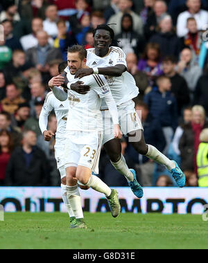 Gylfi Sigurdsson di Swansea City festeggia con Bafetimbi Gomis (a destra) dopo aver segnato il loro primo goal della partita durante la partita Barclays Premier League a Villa Park, Birmingham. Foto Stock