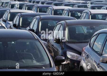 Magazzino auto a noleggio o in vendita. Nella stagione estiva le auto a noleggio sono esaurite e un larg Foto Stock