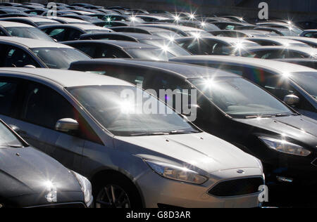 Magazzino auto a noleggio o in vendita. Nella stagione estiva le auto a noleggio sono esaurite e un larg Foto Stock