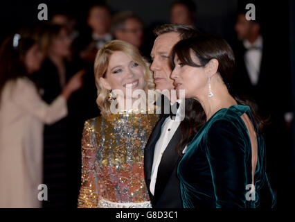 Lea Seydoux, Daniel Craig e Monica Bellucci (a destra) partecipano alla prima mondiale dello spettro, tenutasi alla Royal Albert Hall di Londra. PREMERE ASSOCIAZIONE foto. Data immagine: Lunedì 26 ottobre 2015. Vedi PA Story: SHOWBIZ Bond. Il credito fotografico dovrebbe essere: Anthony Devlin/PA Wire Foto Stock