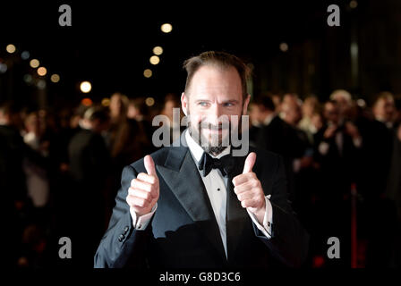 Ralph Fiennes frequenta la prima mondiale di Spectre, che si tiene presso la Royal Albert Hall di Londra. PREMERE ASSOCIAZIONE foto. Data foto: Lunedì 26 ottobre 2015. Vedi PA Story: SHOWBIZ Bond. Il credito fotografico dovrebbe leggere: Anthony Devlin/PA Wire Foto Stock