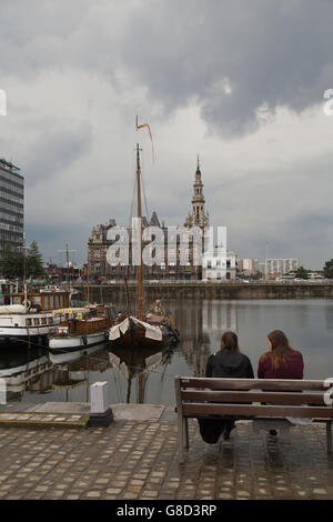 Donna seduta su un banco di lavoro nel porto di Anversa in Belgio Foto Stock