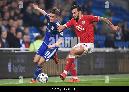 Craig Noone della città di Cardiff (a sinistra) e il Marlon Pack della città di Bristol (destra) battaglia per la palla Foto Stock