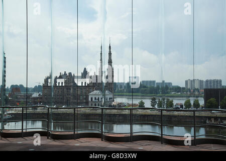 Vista dell'edificio di pilotaggio dall'interno il Museo aan de Stroom ad Anversa in Belgio Foto Stock