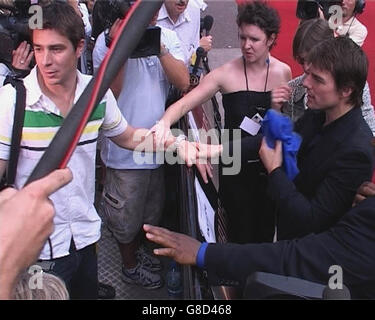 Tom Cruise, star di Hollywood, strofina il viso con un asciugamano, dopo essere stato eccitato con acqua durante la sua passeggiata prima della prima del suo nuovo film War of the Worlds. Foto Stock