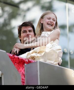 War of the Worlds - Premiere UK - Odeon Leicester Square. Arriva Tom Cruise con Dakota Fanning. Foto Stock