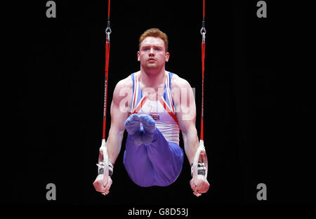 Daniel Purvis della Gran Bretagna compete sugli anelli still durante il sesto giorno dei Campionati Mondiali di ginnastica 2015 al SSE Hydro, Glasgow. Foto Stock