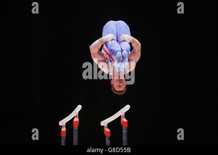 Daniel Purvis della Gran Bretagna compete sui bar paralleli durante il sesto giorno dei campionati mondiali di ginnastica del 2015 alla SSE Hydro di Glasgow. PREMERE ASSOCIAZIONE foto. Data foto: Mercoledì 28 ottobre 2015. Il credito fotografico deve essere: Danny Lawson/PA Wire. Foto Stock