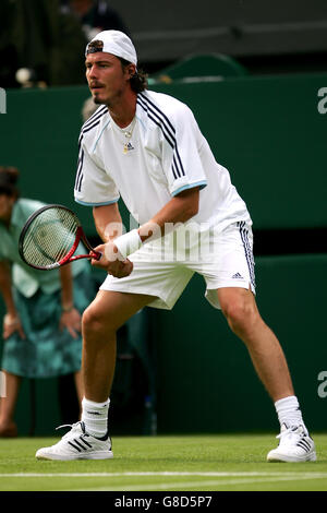 Tennis - Campionati di Wimbledon 2005 - primo round maschile - Marat Safin v Paradorn Srichapan- All England Club. Il Safin di Marat della Russia in azione Foto Stock