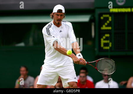 Tennis - Campionati di Wimbledon 2005 - primo round maschile - Marat Safin v Paradorn Srichapan- All England Club. Il Safin di Marat della Russia in azione Foto Stock