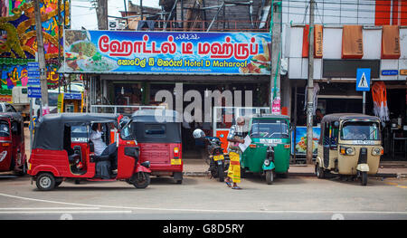 Tuk-Tuks parcheggiata fuori shop Sri Lanka. Foto Stock