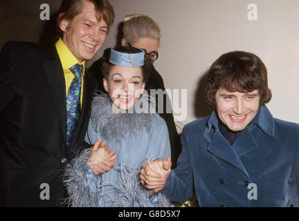 L'intrattenitore americano Judy Garland e l'uomo d'affari di New York Mickey Deans (r) dopo il loro matrimonio al Chelsea Register Office, Londra. Con loro (l) è il cantante Johnny Ray che era l'uomo migliore. Foto Stock