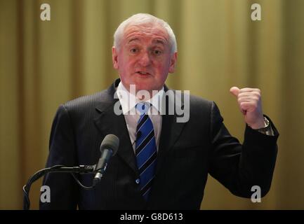 L’ex Taoiseach Bertie Ahern, che ha parlato durante il Newry Mourne e il Down District Council, ha ospitato Brexit – il grande dibattito sulle implicazioni di un’uscita del Regno Unito dall’UE presso il Canal Court Hotel di Newry, Irlanda del Nord. Foto Stock