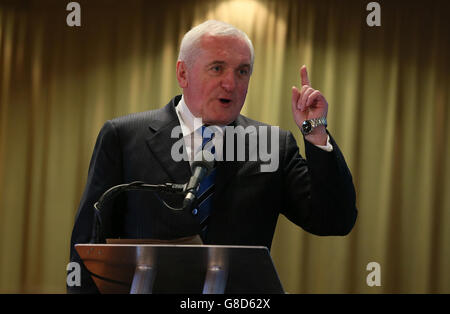 L’ex Taoiseach Bertie Ahern, che ha parlato durante il Newry Mourne e il Down District Council, ha ospitato Brexit – il grande dibattito sulle implicazioni di un’uscita del Regno Unito dall’UE presso il Canal Court Hotel di Newry, Irlanda del Nord. Foto Stock