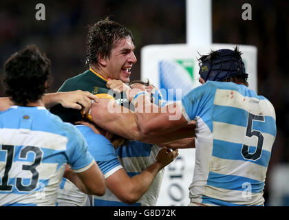 I tempri si flanno tra Eben Etzebeth del Sud Africa e Tomas Lavanini (a destra) dell'Argentina durante la partita di bronzo allo Stadio Olimpico di Londra. Foto Stock