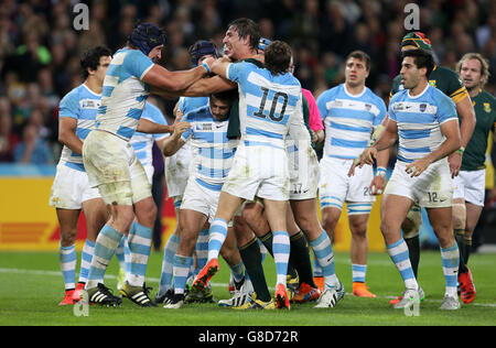 I tempri si flanno tra Tomas Lavanini argentino e Eben Etzebeth sudafricano durante la medaglia di bronzo allo Stadio Olimpico di Londra. Foto Stock