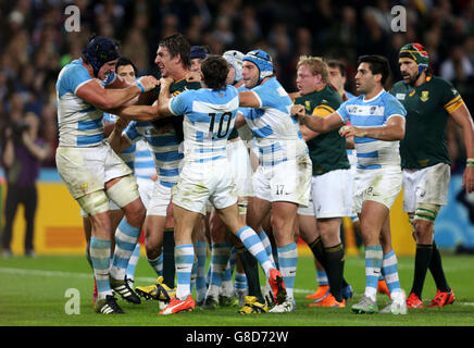 I tempri si flanno tra Tomas Lavanini argentino e Eben Etzebeth sudafricano durante la medaglia di bronzo allo Stadio Olimpico di Londra. Foto Stock