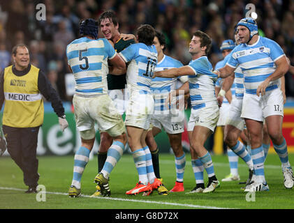 I tempri si flanno tra Tomas Lavanini argentino e Eben Etzebeth sudafricano durante la medaglia di bronzo allo Stadio Olimpico di Londra. Foto Stock