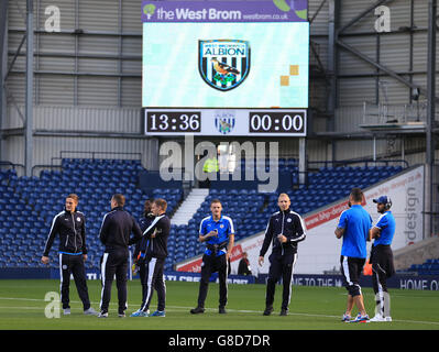 I giocatori di Leicester City ispezionano il campo prima della partita di Barclays Premier League presso Hawthorns, West Bromwich. Foto Stock