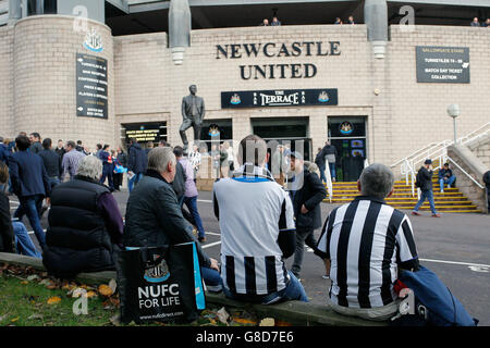 Calcio - Barclays Premier League - Newcastle United v Stoke City - St James' Park. I fan di Newcastle United fuori dal St James' Park Foto Stock