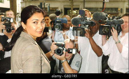 L'ex segretario della Football Association (fa) Faria Alam si trova di fronte ai mezzi d'attesa dopo aver lasciato l'audizione del tribunale industriale. Foto Stock