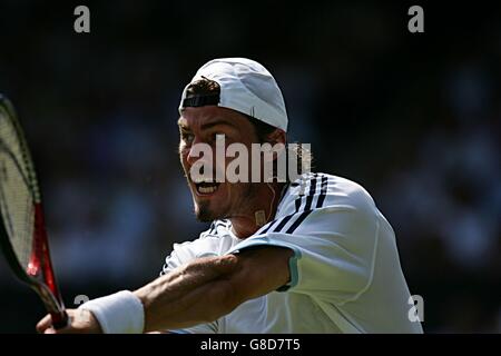 Tennis - Wimbledon Championships 2005 - Men's Second Round - Mark Philippoussis / Marat Safin. Marat Safin della Russia in azione contro l'Australia Mark Philippoussis Foto Stock