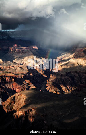 Una tempesta passa sopra il Bright Angel Canyon Grand Canyon lasciando un arcobaleno. In Arizona. Foto Stock