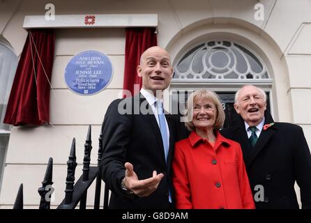 L'ex leader laburista Lord Kinnock pone per una fotografia con sua moglie Glenys e il figlio Stephen Kinnock MP dopo aver svelato una targa blu del patrimonio inglese al 23 Cliveden Place a Chelsea, Londra, l'ex casa di Aneurin Bevan e Jennie Lee. Foto Stock