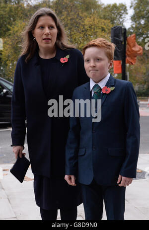 Sarah Gurling, ex moglie di Charles Kennedy, e il figlio Donald si pongono per i fotografi che arrivano alla cattedrale di St George a Londra per un servizio commemorativo per l'ex leader liberaldemocratico, morto a giugno. Foto Stock