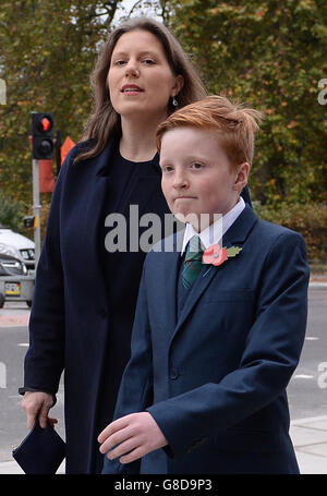 Sarah Gurling, ex moglie di Charles Kennedy, e il figlio Donald arrivano alla cattedrale di St George a Londra per un servizio commemorativo per l'ex leader liberaldemocratico, morto a giugno. Foto Stock