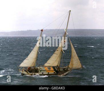 Lone non-stop giro il mondo yachtsman, Robin Knox-Johnston nel suo attacco da 32 piedi 'Suhaili, ritratto nei mari ruvidi al largo di Falmouth. Foto Stock