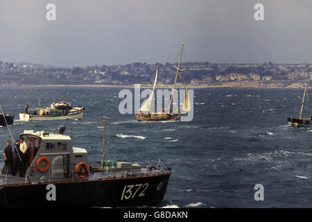 Lone non-stop giro il mondo yachtsman, Robin Knox-Johnston nel suo attacco da 32 piedi 'Suhaili, ritratto nei mari ruvidi al largo di Falmouth. Foto Stock